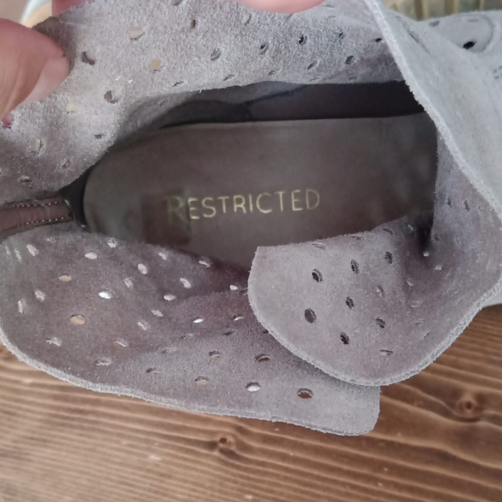 Restricted booties - Picture 8 of 11